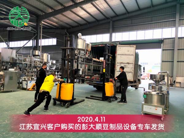 江蘇宜興客戶購買的豆腐皮機(jī)裝車發(fā)貨